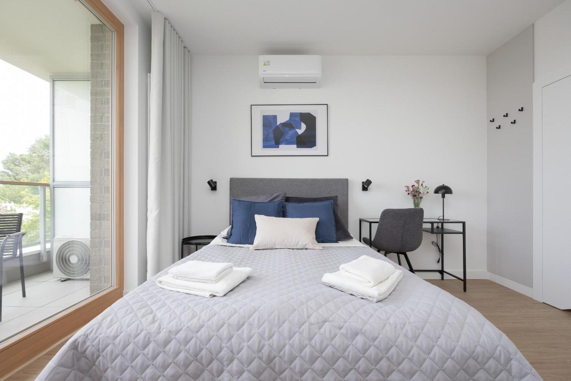 Exclusive And Modern In With Air Conditioning And Desk By Renters Prestige Warschau